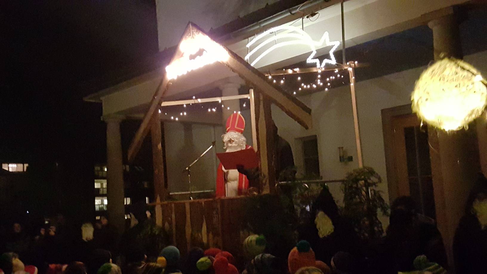 Chlauseinzug und Chlausmärt im Dorf mit Ansprache vom Samichlaus auf dem Kirchenplatz.